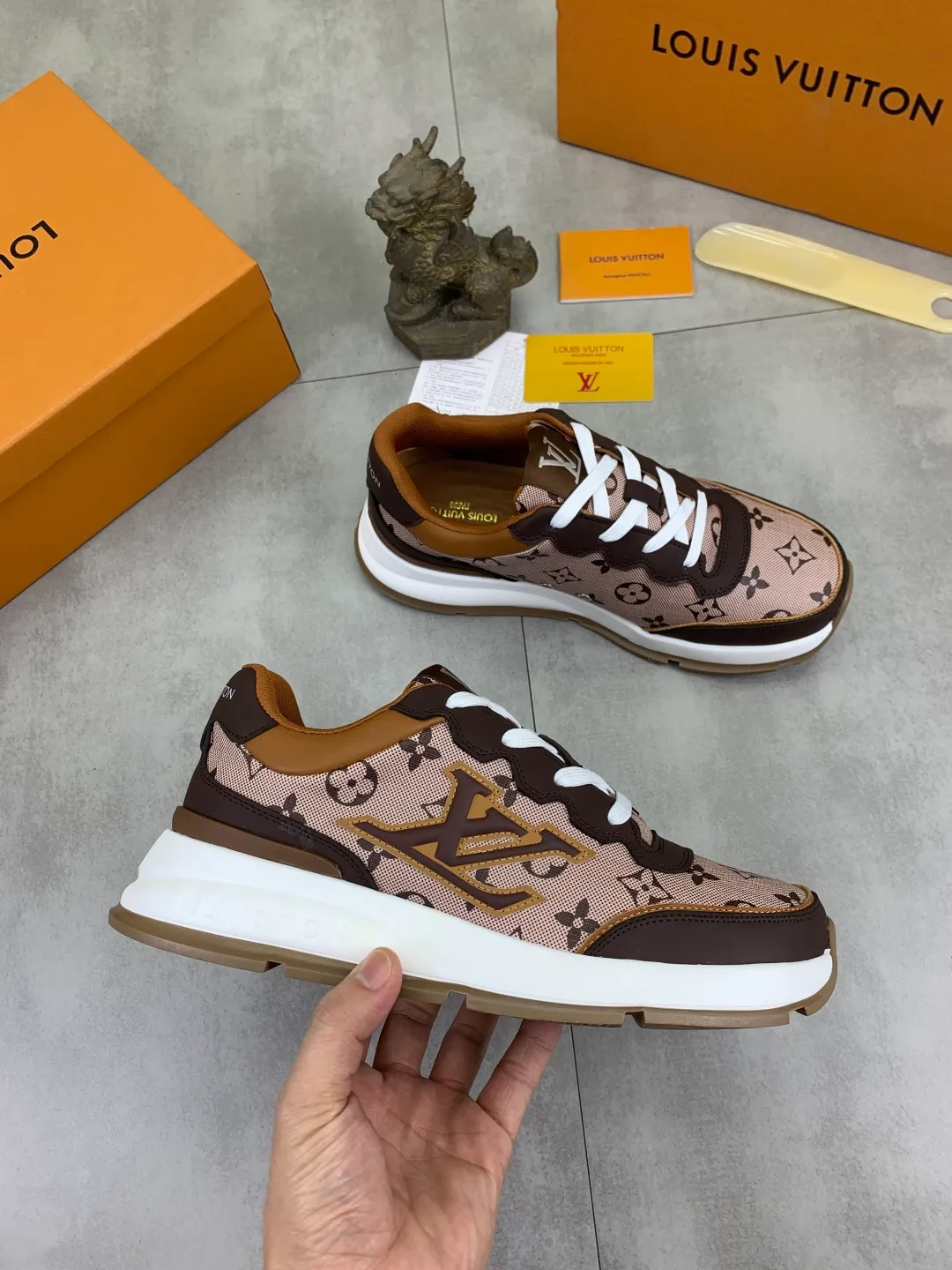 Men's men's shoes💰P440💰[New model]🆘[Louis Vuitton] LV official website latest model🎁casual and fashionable men's shoes👟hot style💥simple and elegant style, exclusive for trendy men. Unique official website latest brand elements👑original decoration, fashionable and generous, the fabric is made of original calfskin➕comfortable and breathable mesh lining➕pig skin lining ✅The official website specifies wear-resistant casual outsole, the classic model is taken in real life🎬Color: 2️⃣colors available😍Number of codes: 38-44 (45 46 customized)